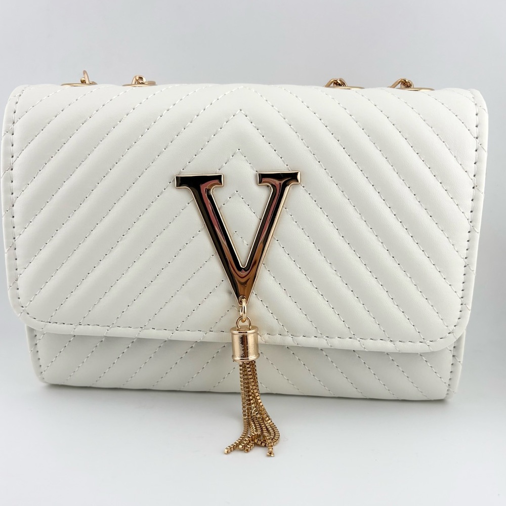 Luxurious White Quilted Chain Shoulder Bag with Gold V Accent - PU Leather NWOT - Picture 2 of 8